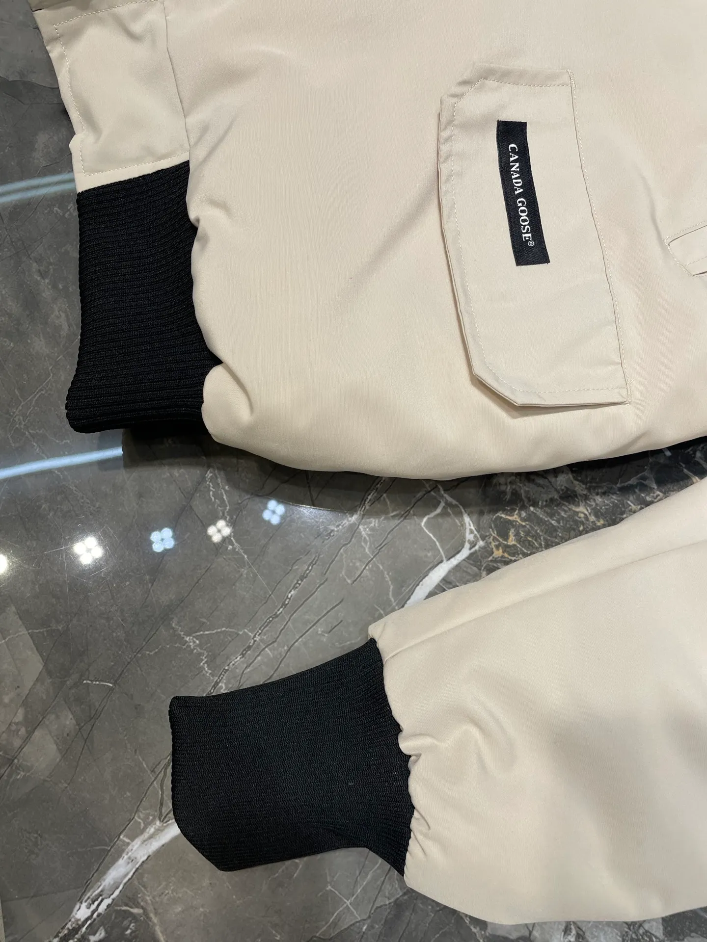 P900 special down Canada Goose Canada Goose #Chilliwack 7999M bomber jacket short down jacket/01 model #女与狠# Genuine synchronous anti-counterfeiting chip sensor! ➖ Imported 21S polyester-cotton blended original fabric [last year’s 16S/18S hard fabrics have been completely eliminated, this year all use 21S genuine synchronous fabrics, the soft mid-strap feels delicate and textured], genuine synchronous Feather-Light 10D waterproof coating fabric, made of 84.5 polyester fiber and 15.5 cotton, 100% the best feel in the entire network! ➖ The genuine official website is synchronized with the national standard 80 white duck down, you can check the official website customer service, there will never be a series of misleading claims such as 90 down or goose down! ➖ Using the best nylon lining with double double-layer sealing design, velvet-proof No. 7 needle + grid-filled down ready-made garments, there is 100% no so-called velvet running! ➖ The cuffs are designed with thickened seamless threads, and the collar and pockets are lined with top-quality polar fleece to keep you warm and comfortable! ➖ Yoshida YKK provides original custom-made electroplated sliders. YKK two-way lockable zippers are tight and smooth and will not peel off paint! ➖ 3M composite guarantees that the Velcro is the same as the original, durable, and all accessories and hardware are custom-made! ➖ Imported BEHRINGER embroidery machine to customize the 10,000-needle embroidery logo, 98% of which can be reproduced to restore the original logo. You can check and compare on the official website! ➖ The fur collars are all made of large pieces of Western Canadian blue wolf hide, ensuring that each fur collar is 13-15cm wide!   Size:XS-XXL